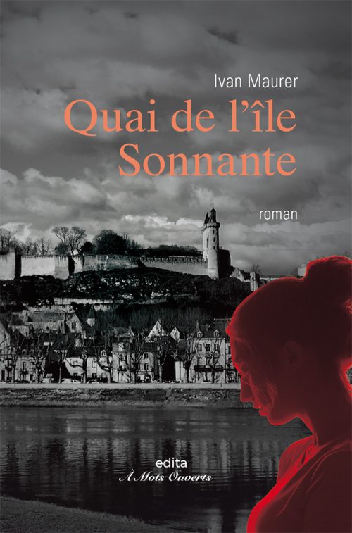 femme devant une vue du château de Chinon