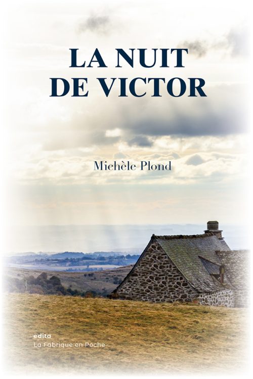 Un buron surplombant un paysage auvergnat