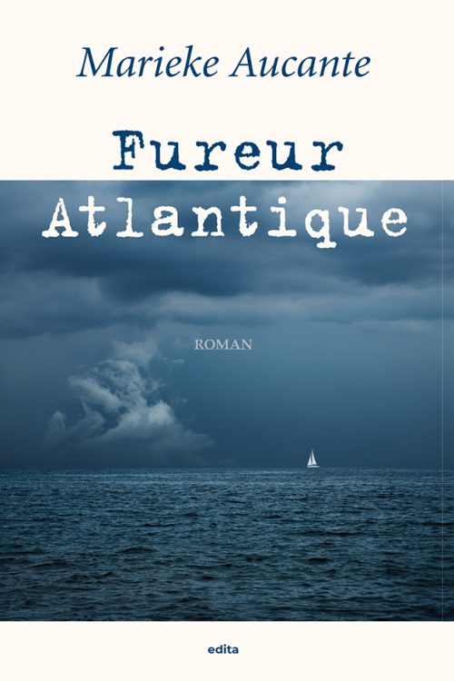Bateau au loin en pleine mer, sous un ciel d'orage
