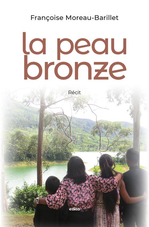 La famille du Sri Lanka de la fille adoptée.
