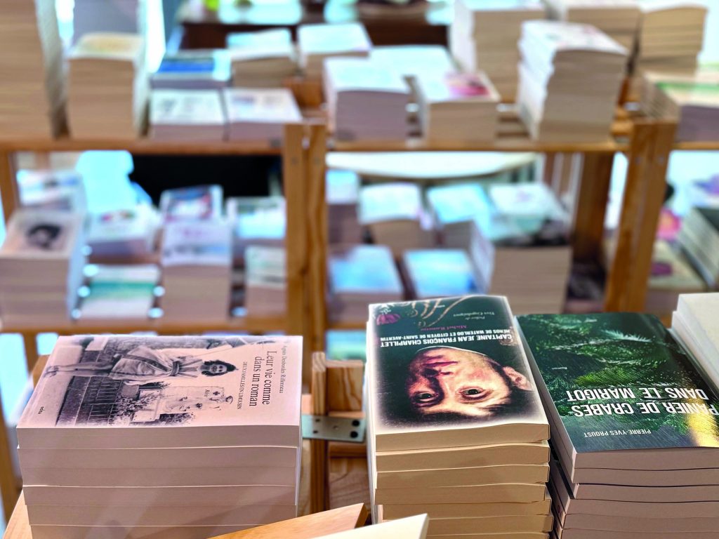 Rangée de livres dans la bibliothèque